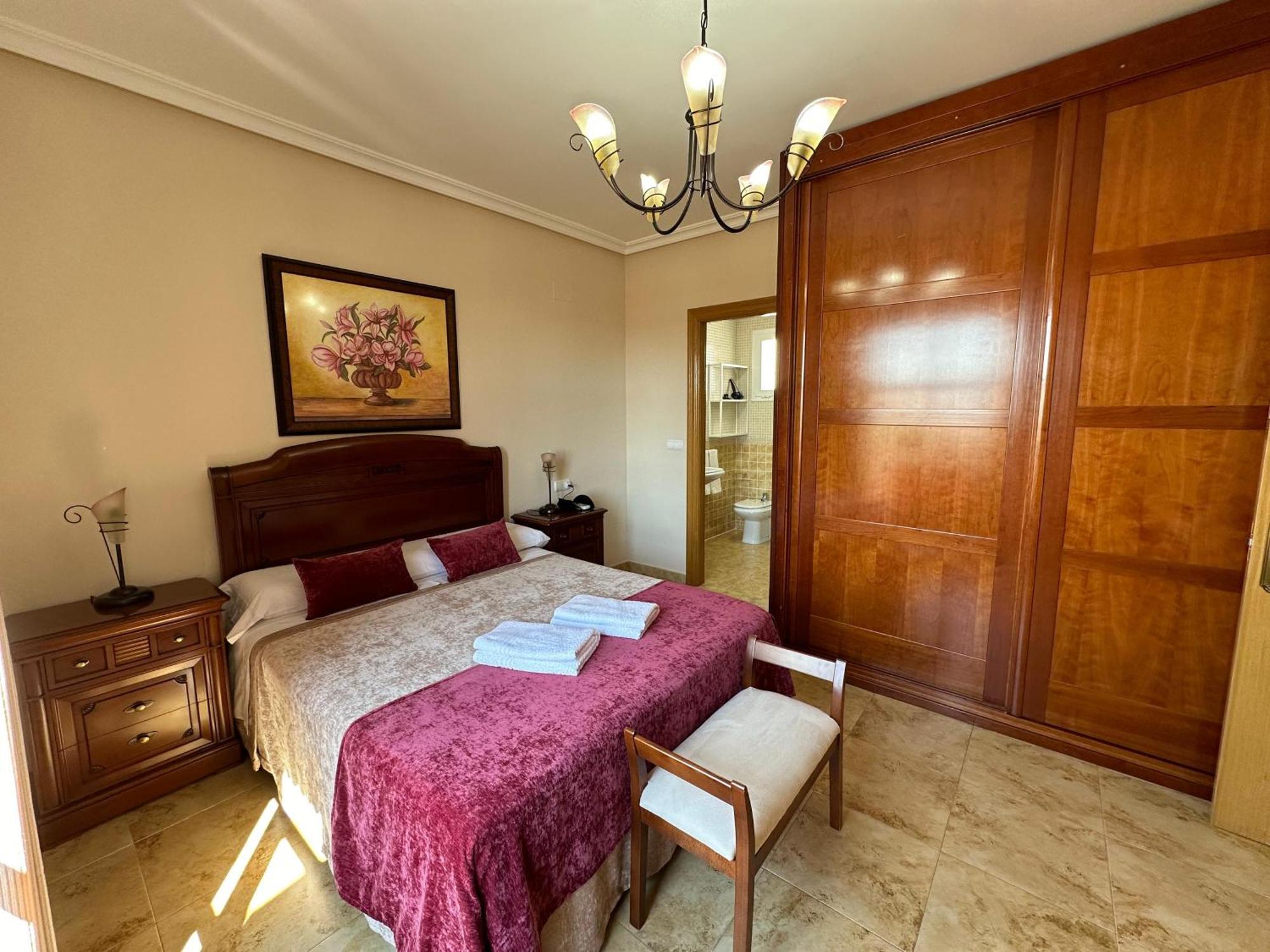 Casa Grande De Tres Plantas Con Parking Gratis Villa Linares  Exterior photo
