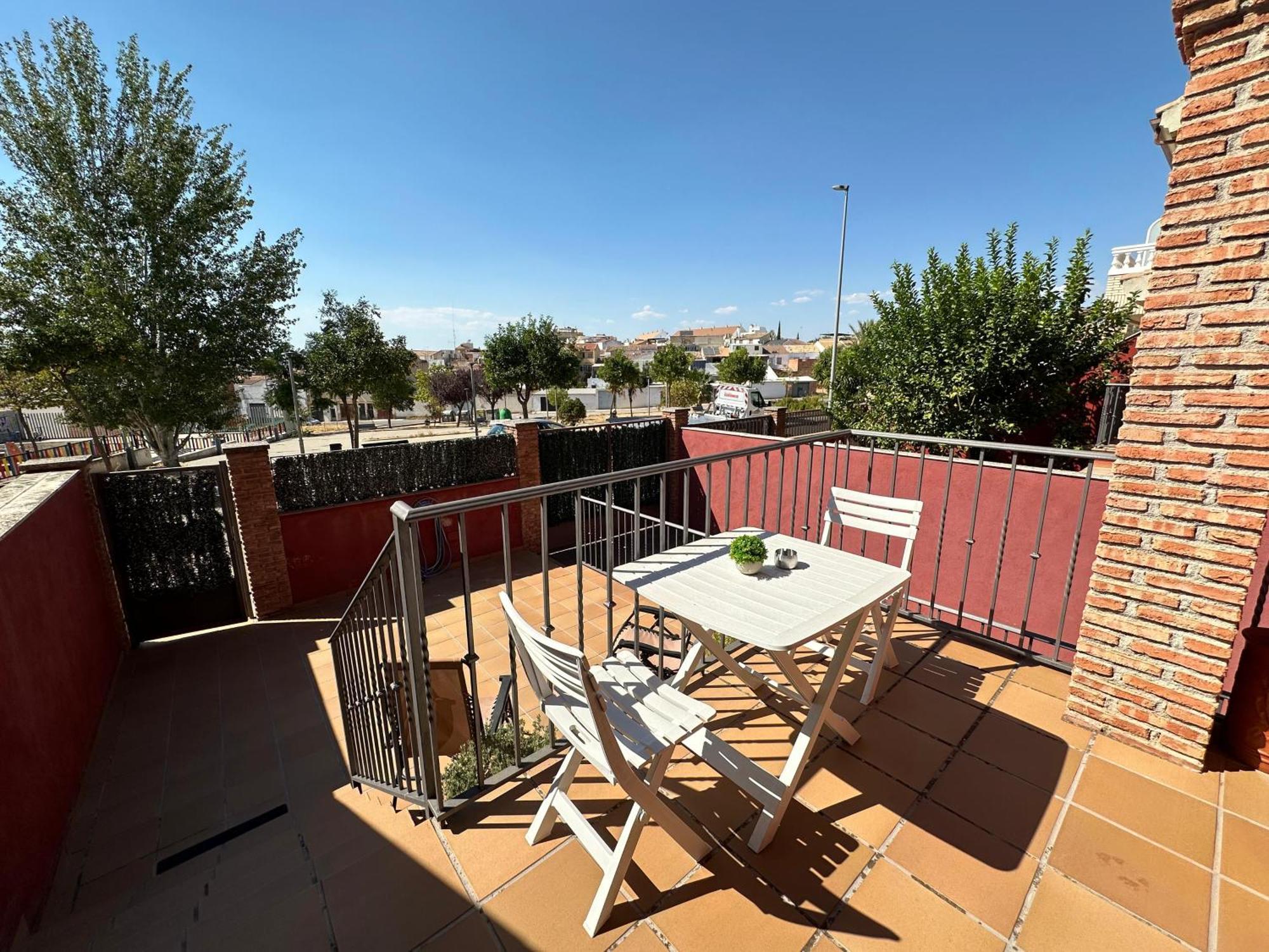 Casa Grande De Tres Plantas Con Parking Gratis Villa Linares  Exterior photo